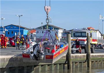 Die Boote werden von den Trailern zu Wasser gelassen. Foto: Ulich