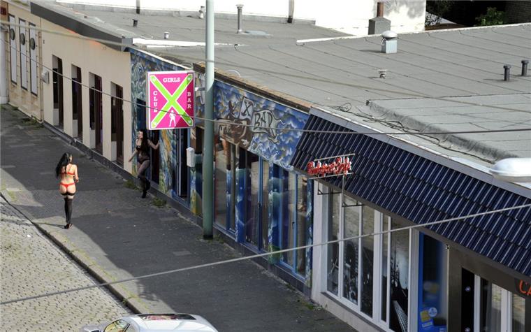 Die Bordelle und Sexbars in der Lessingstraße genießen Bestandsschutz. Größere Umbauten oder gar Neueröffnungen werden künftig aber nicht mehr genehmigt. Die rechtliche Handhabe dafür liefert ein neuer  Bebauungsplan.  Foto Scheschonka