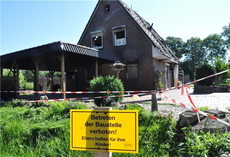 Die Botschaft ist eindeutig: Niemand, der nicht ausdrücklich autorisiert ist, darf das Grundstück der Brandruine in Hoffe betreten. Trotzdem geschieht das immer wieder.
