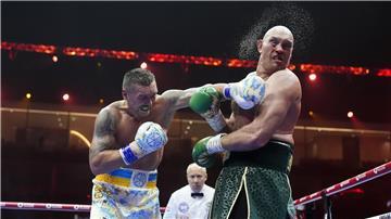 Die Boxwelt fiebert auf den Rückkampf zwischen Tyson Fury (r)  und Oleksandr Usyk hin