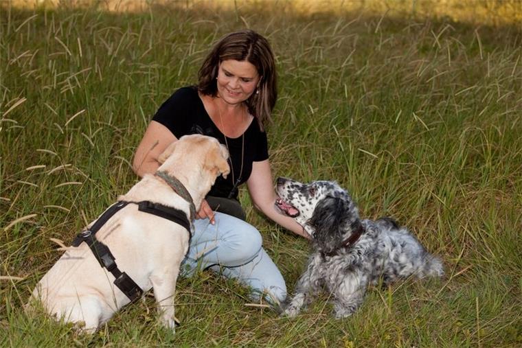 Brakerin Petra Lenz-Schröder bildet Assistenzhunde aus Die Brakerin Petra Lenz-Schröder bildet Assistenzhunde aus.