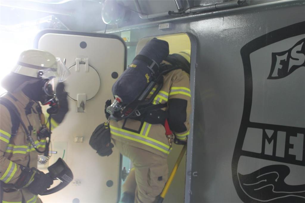 Die Brandbekämpfer auf dem Weg in den Maschinenraum. Foto: Havariekommando