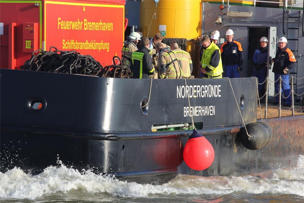 Die Brandbekämpfungseinheit der Feuerwehr Bremerhaven auf der &quot;Nordergründe...