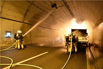 Die Brandbekämpfungstrupps im Einsatz. Während ein Trupp die eigentliche Brandbe...