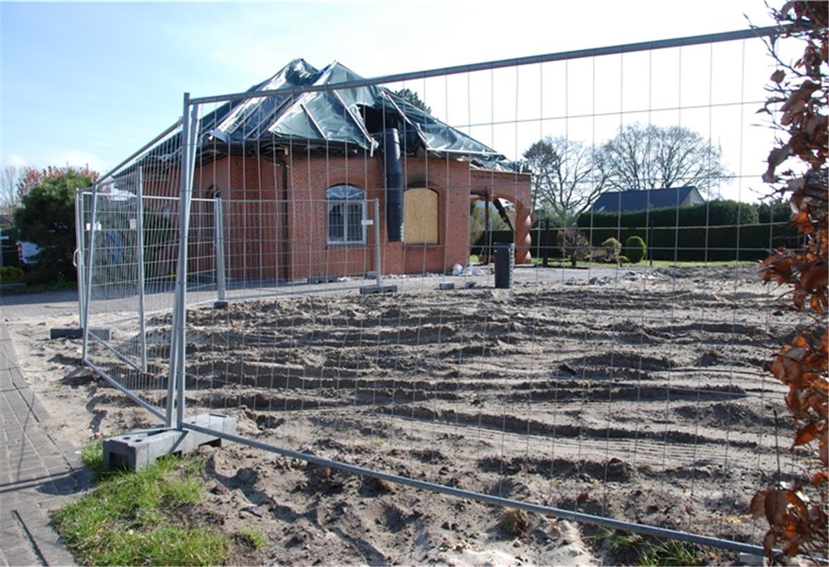 Die Brandruine in Drangstedt ist mittlerweile abgerissen worden. Das Haus nebenan - beim Feuer in der Neujahrsnacht ebenfalls stark in Mitleidenschaft gezogen - ist weiterhin unbewohnbar.