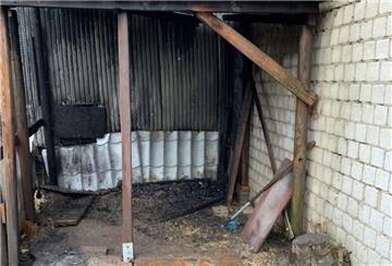 Die Brandstelle nach dem Löschen des Feuers. Tiere kamen nicht zu Schaden.