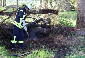 Die Brandstelle wurde nach den Löschen von der Ortsfeuerwehr Schiffdorf nach Glutnestern abgesucht.