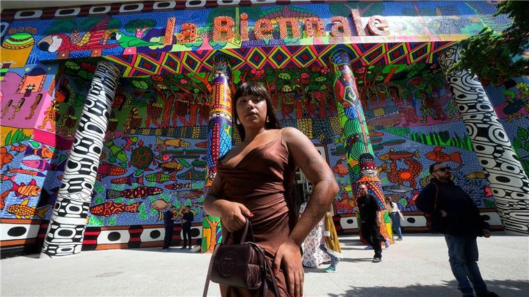 Die brasilianische Künstlerin Manauara Clandestina vor dem Eingang des Hauptpavillons der 60. Biennale.