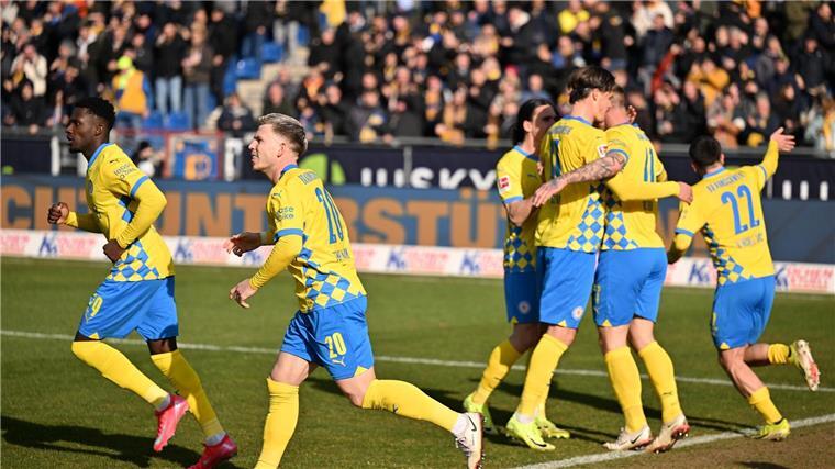 Remis im Kellerduell zwischen Braunschweig und Ulm Die Braunschweiger Spieler feiern den Ausgleichstreffer.