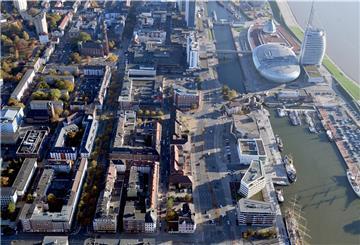 Die breite Columbusstraße trennt Havenwelten und Innenstadt, das ist im Luftbild deutlich sichtbar.
