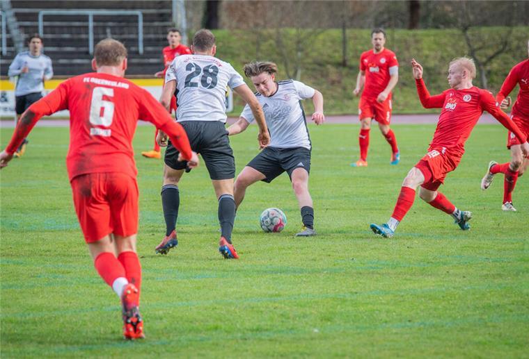 Die Bremen-Liga-Fußballer des OSC Bremerhaven (helle Trikots) starten mit dem Heimspiel gegen den Eimsbütteler TV in die Regionalliga-Aufstiegsrunde.
