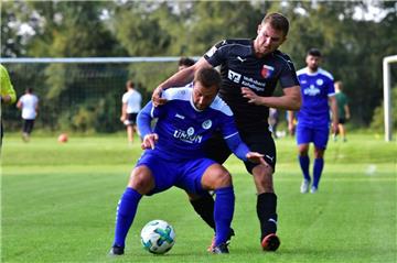 Die Bremer (blaue Trikots) waren zwar weitgehend feldüberlegen, mussten sich am Ende aber Drochtersen/Assel mit 1:2 beugen.