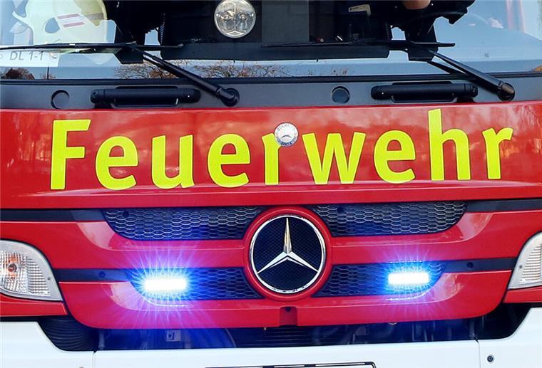 Feuer auf der A27: Autotransporter steht in Flammen - auch ein E-Auto dabei Die Bremer Feuerwehr musste zu einem Einsatz auf der A27 ausrücken.