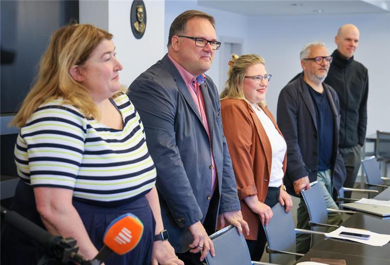 Die Verhandlungsführer der Bremer Grünen, Sozialsenatorin Anja Stahmann (l-r), Fraktionsvorsitzender Björn Fecker, die Landesvorstandssprecher Alexandra Werwath und Florian Pfeffer sowie Philipp Bruck, stehen zu Beginn der Sondierungsgespräche zwischen SPD und Grünen im Konferenzraum. In Bremen wurde am 14. Mai eine neue Bürgerschaft gewählt. +++ dpa-Bildfunk +++