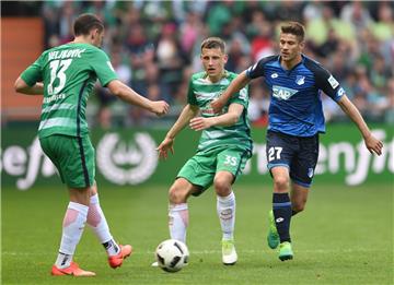 Die Bremer Milos Veljkovic (links) undMaximilian Eggestein kämpfen gegen Hoffenheims Andrej Kramaric (rechts) um den Ball. 