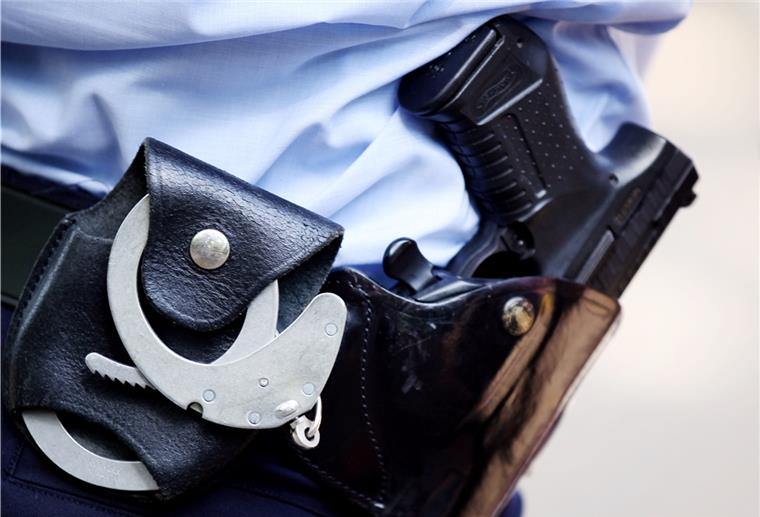 54-Jähriger bei Polizeieinsatz erschossen Die Bremer Polizei hat bei einem Einsatz nach einer Eskalation eine Schusswaffe eingesetzt. Der Getroffene ist im Krankenhaus verstorben.