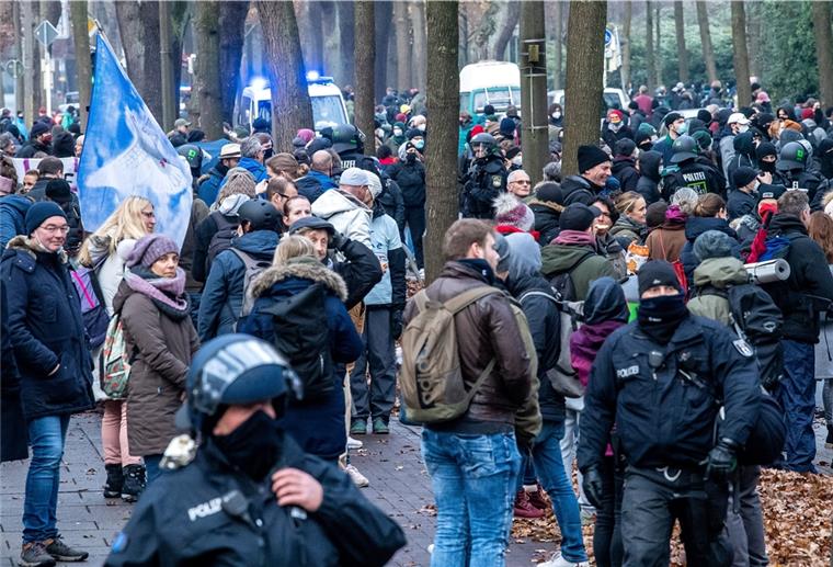 „Querdenken“: Land Bremen rechnet mit 750.000 Euro Kosten Die Bremer Polizei hat das am Samstag auch vom Bundesverfassungsgericht bestätigte Verbot der „Querdenker“- Demonstrationen gegen die Corona-Politik am Hauptbahnhof durchgesetzt. Dort versammelten sich am Nachmittag vor allem Teilnehmer von Gegendemonstrationen, die nicht verboten worden waren.
