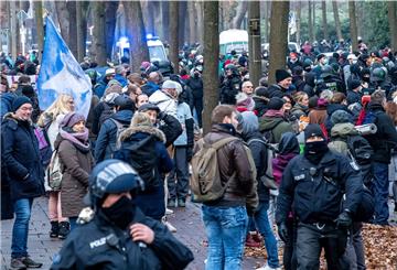 Die Bremer Polizei hat das am Samstag auch vom Bundesverfassungsgericht bestätigte Verbot der „Querdenker“- Demonstrationen gegen die Corona-Politik am Hauptbahnhof durchgesetzt. Dort versammelten sich am Nachmittag vor allem Teilnehmer von Gegendemonstrationen, die nicht verboten worden waren.