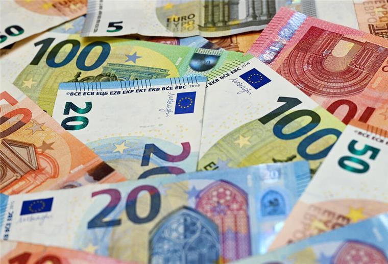 Gesuchte Geldwäscherin gefunden - Zeugen haben sie erkannt Eurobanknoten liegen auf einem Tisch
