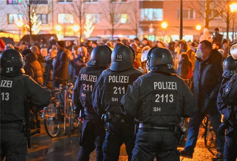 Querdenker: Konfrontation in der Bremer Innenstadt Die Bremer Polizei hatte mit Querdenkern und Gegendemonstranten alle Hände voll zu tun. (Symbolbild)