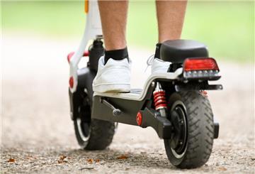 Die Bremer Polizei rammt einen Mann von seinem E-Roller.