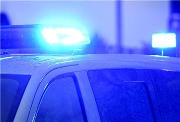 ARCHIV - Ein Polizeiwagen mit eingeschaltetem Blaulicht. Foto: Carsten Rehder/dpa/Symbolbild