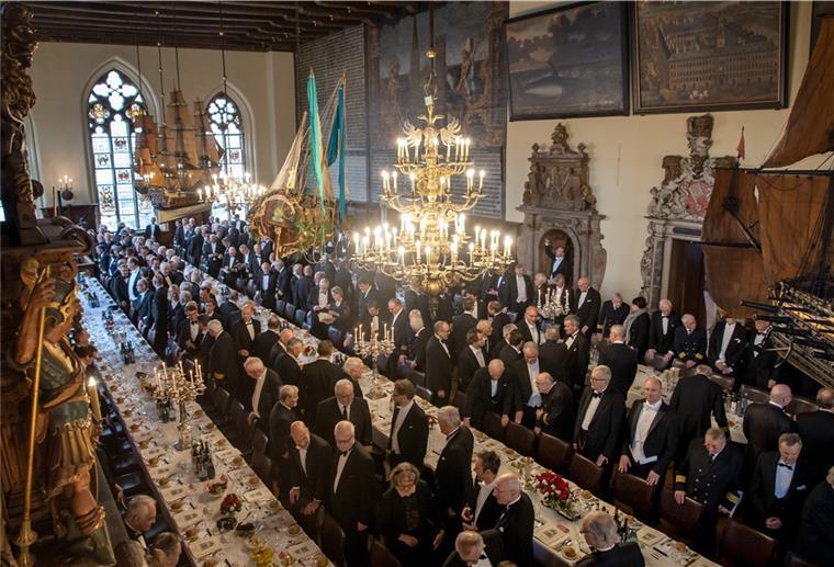 Schaffermahlzeit fällt 2022 aus Die Gäste der 476. Bremer Schaffermahlzeit betreten den Festsaal des Rathauses.