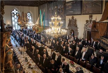Die Gäste der 476. Bremer Schaffermahlzeit betreten den Festsaal des Rathauses.