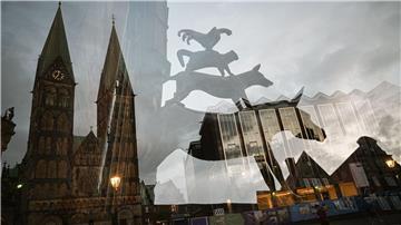 Die Bremer Stadtmusikanten zwischen dem Bremer St.-Petri-Dom und der Bremischen Bürgerschaft.
