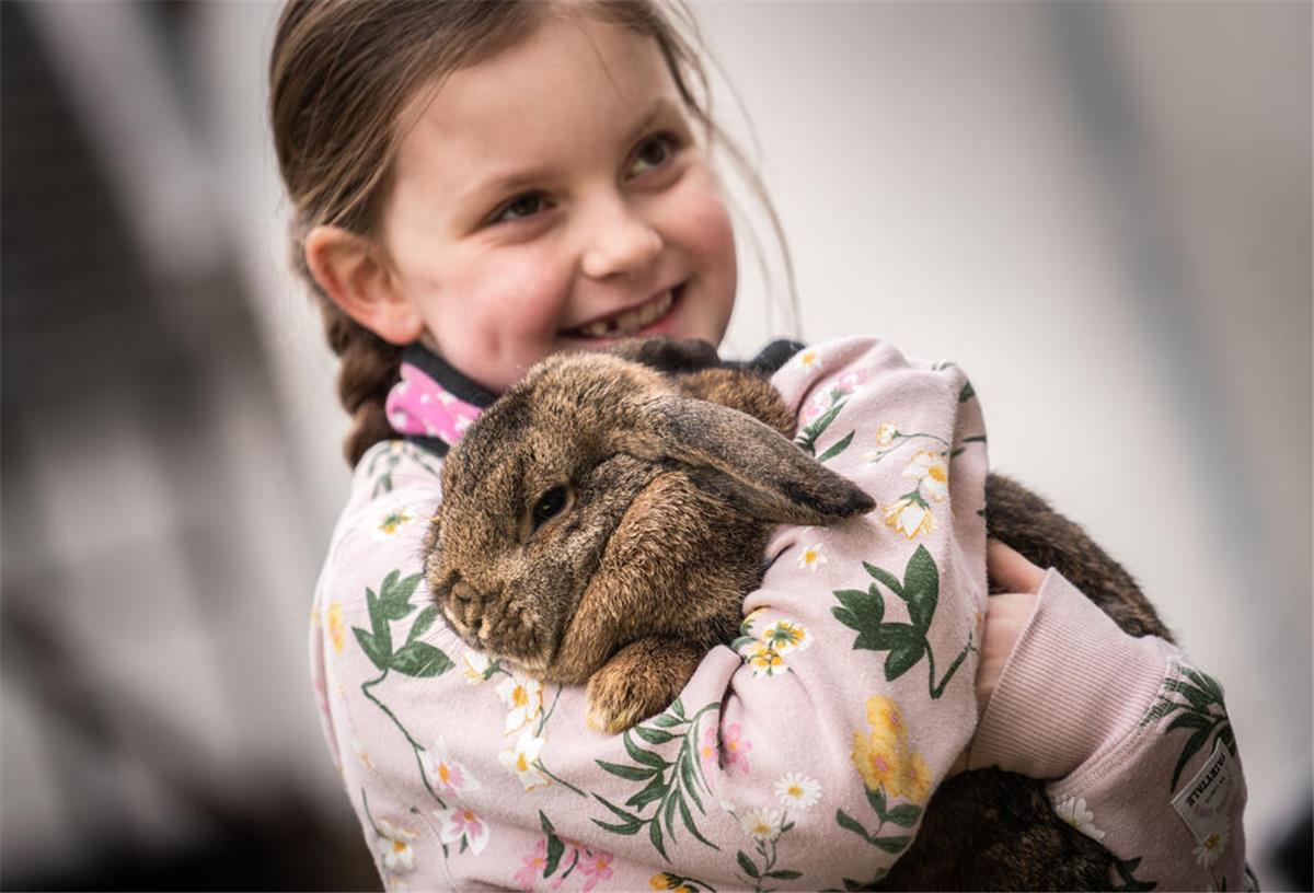 Emma Jaide hält ihr Zwergwidder-Kaninchen Elsa im Arm