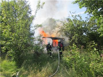 Die Bremerhavener Berufsfeuerwehr ist am Dienstagnachmittag zu zwei Einsätzen ausgerückt. In Buschkämpen ist eine Gartenlaube in Brand geraten. Zuvor gab es einen Unfall auf der A27.