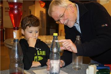 Die Bremerhavener Erlebnisausstellung Phänomenta wird 20 Jahre. Der Vereinsvorsitzende Ralf Seidel (rechts) lädt zu einer Geburtstags-Gala ein.
