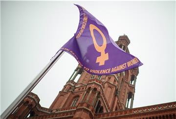 Die Bremerhavener Flagge entspricht im Erscheinungsbild der Berliner Flagge gegen Gewalt gegen Frauen, die dort 2019 erstmals zum Einsatz kam.