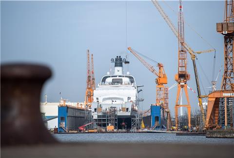 In der Lloyd Werft Bremerhaven wird an einer Jacht gebaut.
