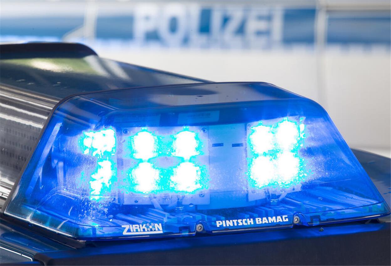 Ein Blaulicht leuchtet auf dem Dach eines Polizeiwagens.