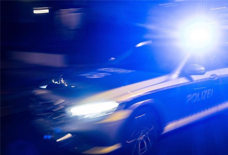 Die Bremerhavener Polizei hat am Neujahrsmorgen einen Mann festgenommen, der einen anderen mit einem Hammer schwer verletzt haben soll. Ihm wird versuchter Totschlag vorgeworfen.