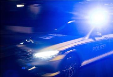 Die Bremerhavener Polizei hat am Neujahrsmorgen einen Mann festgenommen, der einen anderen mit einem Hammer schwer verletzt haben soll. Ihm wird versuchter Totschlag vorgeworfen.