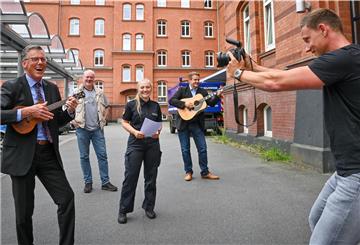Die Bremerhavener Polizei hat zum 75. Jubiläum ein Musikvideo gedreht - mit dabei sind (von links) Harry Götze, Frank Mehrtens, Laura Zwingel, Jörg Seedorf und Christopher Brügmann. 