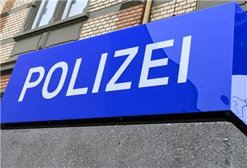 Eine Leuchtschild mit der Aufschrift Polizei steht vor der Polizeidienststelle