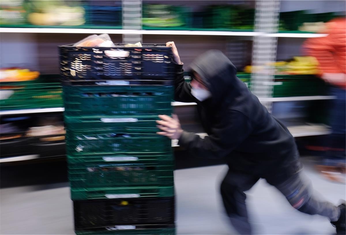 Erleichterung! Bremerhavener Tafel muss nicht pausieren Ein Helfer transportiert gespendete Lebensmittel in die Lagerräume der „Tafel“.