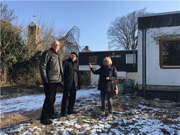 Die Bremische Evangelische Kirche baut am Donandt-Platz die alte Kita zur Krippe um und macht aus dem Pastorenhaus (hinten) die neue Kita – Bauleiterin Sabine Ehlers steht mit den Pastoren Dirk Scheider und Mathias Rösel dort, wo unlängst noch das Haus von Pastor Gerlitz stand.  