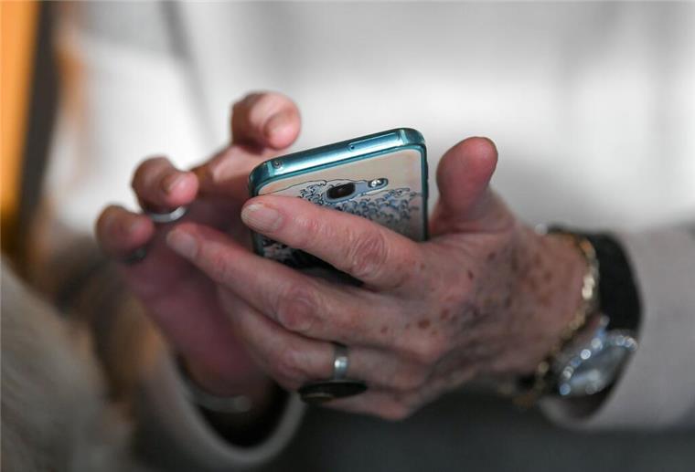 Bremerhaven: So sollen Senioren die Angst vor digitalen Medien verlieren Eine Seniorin hält ihr Smartphone in den Händen