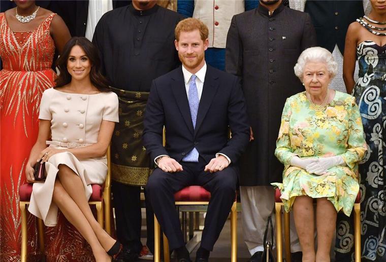 Britische Medien: Queen setzte sich für Harrys Schutz ein Die britische Königin Elizabeth II., Prinz Harry und seine Frau Meghan auf einer Aufnahme aus dem Sommer 2018.