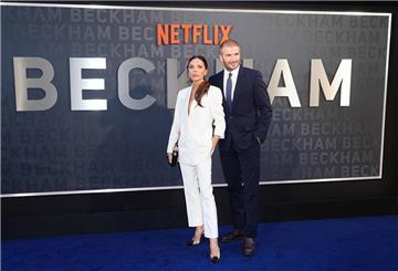 Die britische Modedesignerin Victoria Beckham und der Ex-Fußballstar David Beckham kommen zur Premiere der Netflix-Dokumentation in London.