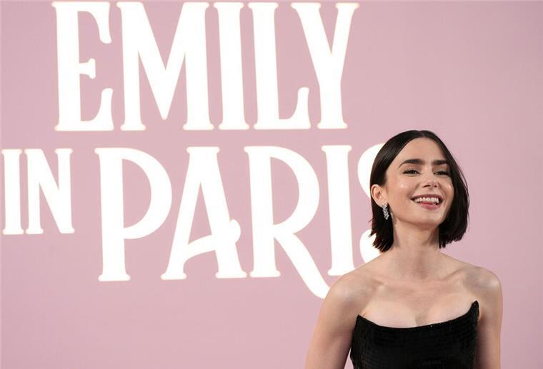 Die britische Schauspielerin Lily Collins spielt in der Serie „Emily in Paris“ die Titelrolle. (Archivbild)