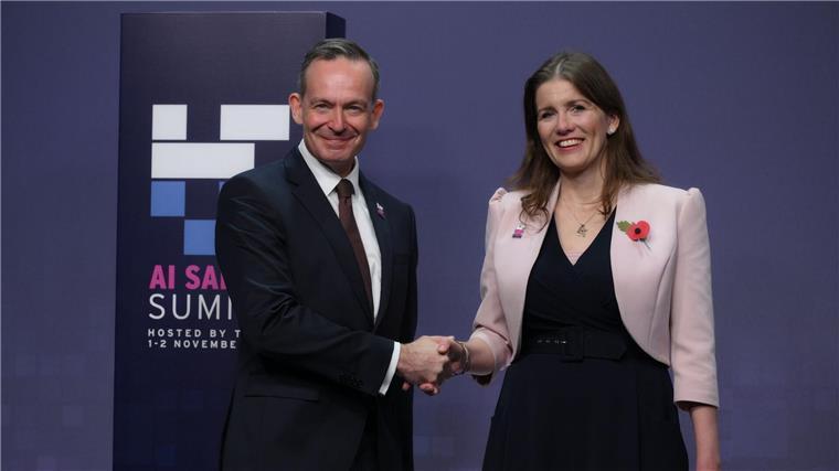 Wissing bei Sicherheitsgipfel: Fokus auf Chancen von KI Die britische Technologieministerin Michelle Donelan (r) begrüßt Volker Wissing (FDP), Minister für Digitales und Verkehr, auf dem KI-Sicherheitsgipfel.