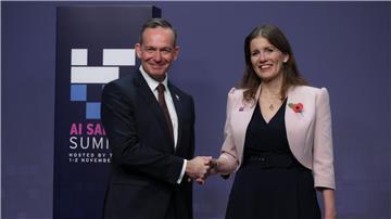 Die britische Technologieministerin  Michelle Donelan (r)  begrüßt Volker Wissing (FDP), Minister für Digitales und Verkehr, auf dem KI-Sicherheitsgipfel.