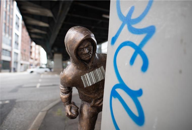 Hamburger „Bronzemann“ muss umziehen Die Bronzestatue, die einen Mann mit Kapuzenpulli darstellt, der eine Spraydose in der Hand hält, ist jetzt vom Hamburger Rödingsmarkt entfernt worden. Wo sie jetzt hinkommt, ist noch unklar.