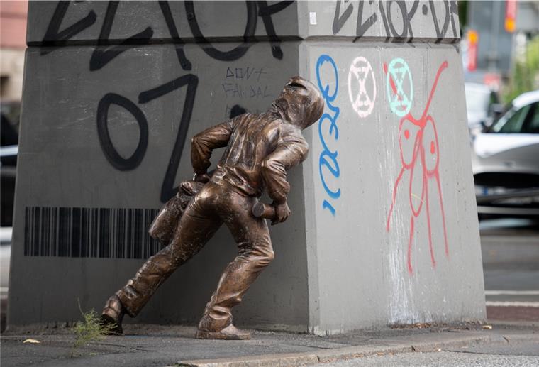 Die Bronzestatue stellt einen Mann mit Kapuzenpulli dar, der eine Spraydose in der Hand hält.