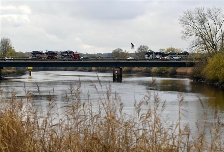 Mit dem Fahrrad über die A27? Die Brücke über den Fluss Lesum ist die wichtigste Verbindung zum Bremer Norden, nach Bremerhaven und Cuxhaven.
